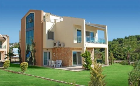 Prodüser Kuşadasında villa aldı