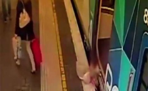 Qatarın hərəkət etməsinə saniyələr qalmış uşaq qatarın altına düşdü - VİDEO