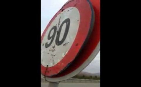 Sürücüləri radara salmaq üçün bu yola da əl atdılar – Üstü 90, altı 110 (video)