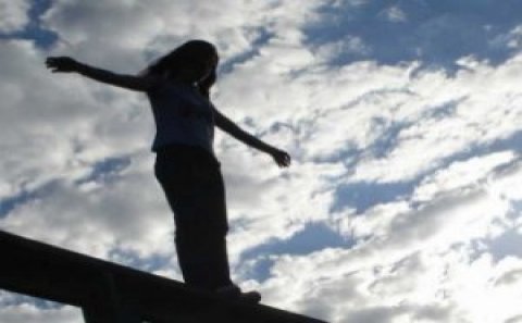 17 yaşlı qız özünü işıq dirəyindən atmaq istədi