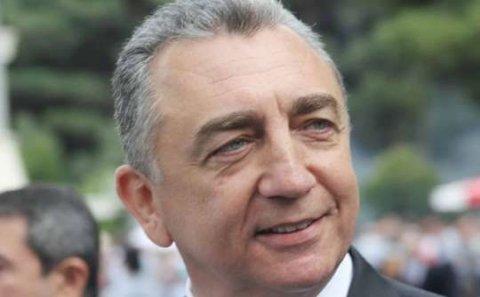 Eldar Əzizov “Tarqovı”dakı səkiləri satışa çıxardı