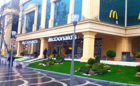 “McDonalds”dan iyrənclik: Mexikoda siçovul, Bakıda ilbiz – FOTO/VİDEO 