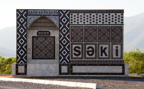 Şəkidə baxçalar donur
