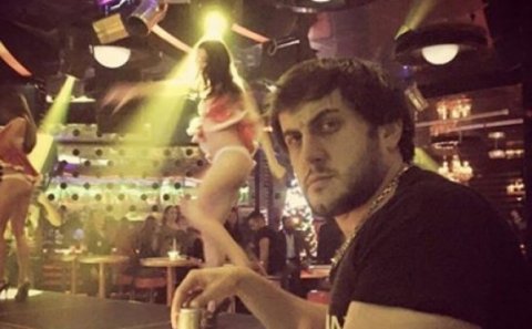 Masallı şefinin oğlu çılpaq qızlarla – FOTO