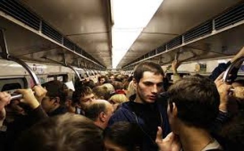 Metroda dava - Sərxoş sərnişin qadını təhqir etdi