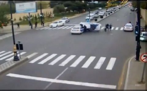 Bakıda maşın bir qrup tələbəni vurdu - Video 18+