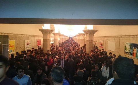 Bakı metrosunda həyəcan: bir nəfərin ürəyi getdi - FOTO