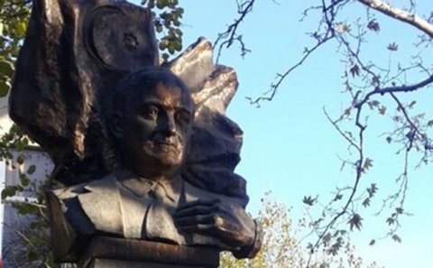 Rəsulzadənin büstü çuvaldan xilas oldu - Fotolar