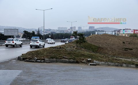 Sumqayıt yolundakı sürüşməyə görə yamaclar sökülür