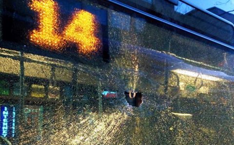 Bakıda avtobus daşa basıldı- yaralanan var
