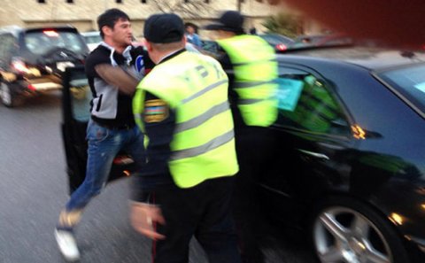 Azərbaycanda yol polisi sürücünü belə sürüdü - VİDEO