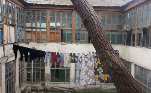 Milyonçunun kasıb və dağılmış evindən reportaj - FOTOLAR