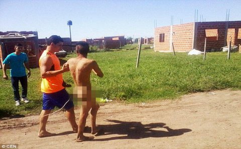 8 yaşlı qızı zorlamaq istəyəni bu oğlanı lüt eləyib şəhərdə gəzdirdilər - VİDEO - FOTO