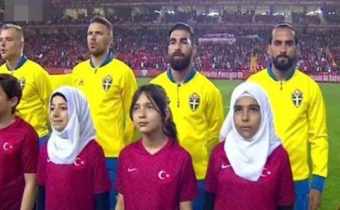 Türkiyə millisi stadiona suriyalı qaçqın uşaqlarla çıxdı