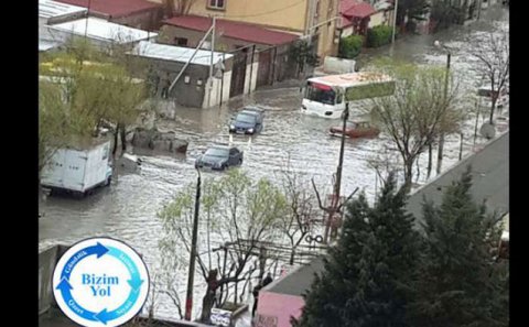 Bakıda üzən avtobus - Video