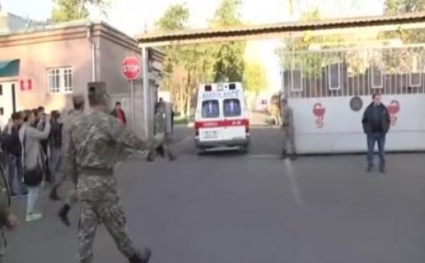 Yaralı düşmən əsgərləri hospitala belə daşınır - VİDEO
