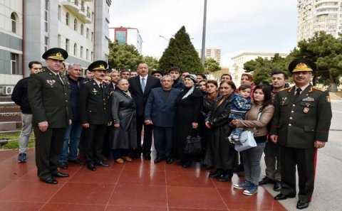 Prezident əsgər ailələri ilə - Foto