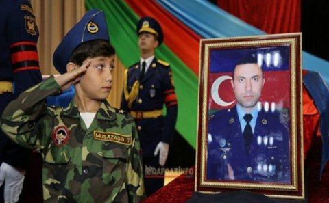 Bakı qəhrəman pilotlarla vidalaşır - FOTOLAR