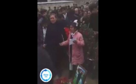 Hamı ağladı -Azərbaycanlı qızın şəhid məzarında oxuduğu şeirə - VİDEO