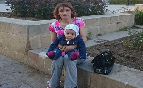 Ana iki körpə ilə küçələrdə yaşayır - Bakıda - FOTO