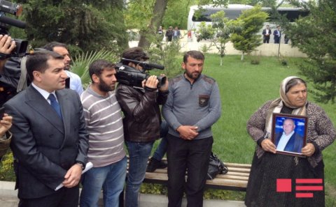 Xarici KİV nümayəndələri ölən şəxslərin yaxınları və yaralılarla görüşüblər - FOTOLAR