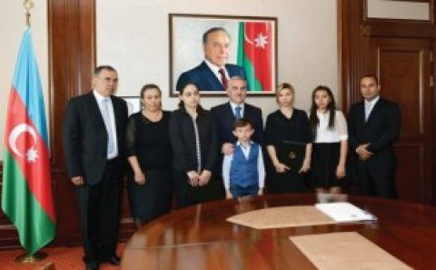 Vasif Talıbov dörd günlük müharibədə şəhid olanların ailələrinə mənzil hədiyyə edib