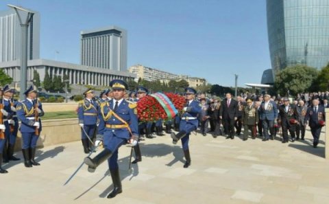 İlham Əliyev Həzi Aslanovun abidəsini ziyarət etdi