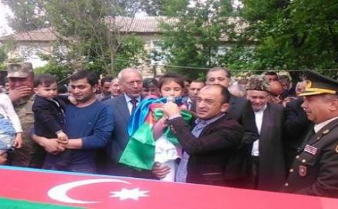 Şəhid kapitanın qızı hər kəsi göz yaşına boğdu - VİDEO