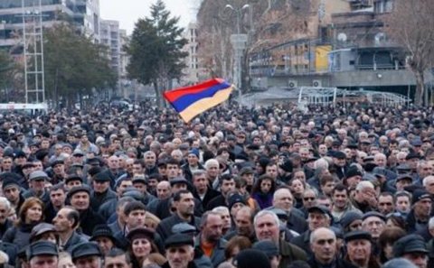 İrəvanda etirazlar başladı: Müdafiə nazirinin istefası tələb olunur
