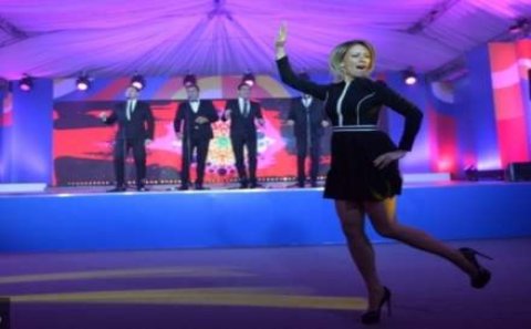 Rusiya XİN sözçüsü jurnalistlər qarşısında oynadı - Video