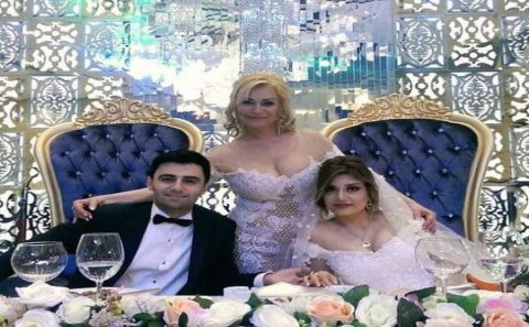 Tanınmış ifaçı oğlunun toyunda sinəsini nümayiş etdirdi - Fotolar
