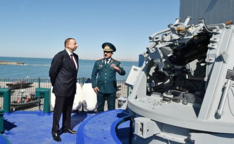 İlham Əliyev hərbi gəmidə - FOTOLAR