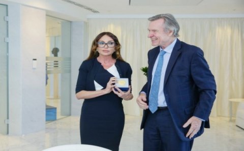 Mehriban Əliyeva Fransada Azərbaycanın Dostları Assosiasiyasının prezidenti ilə görüşüb