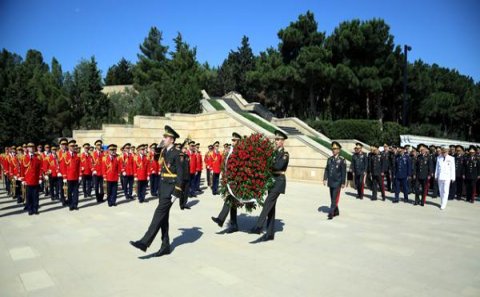 Zakir Həsənov şəhid məzarlarını ziyarət etdi - FOTO