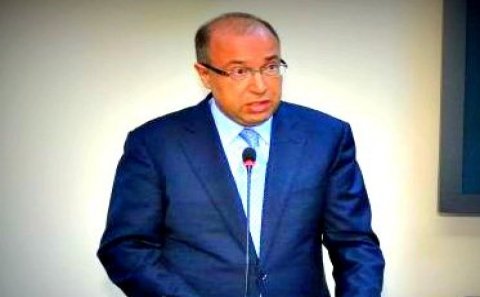 Zaur Hüseynovun “şah əsəri” çökür: QSC rəisi isə kabinetindən bayıra çıxmaq istəmir