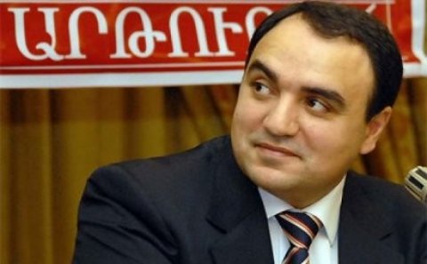 Ermənistanda maaş böhranı – Jurnalistlər