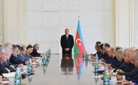 Prezident nazirləri topladı