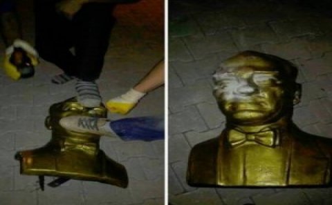 Türkiyədə Atatürkün heykəllərini sökürlər