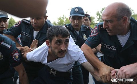 Yerevanın mərkəzində polis zorakılığı - FOTO