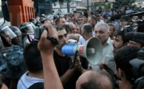 Ermənistanda əhali silaha əl atır – “Hərbi qiyam...Sarkisyanın sonudur?