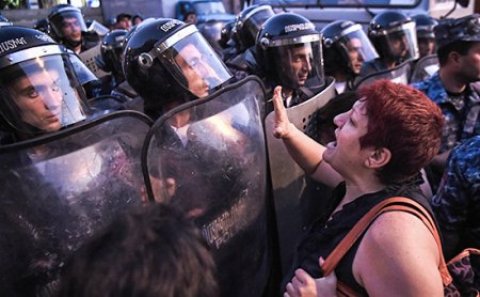 Ermənistanda  çoxlu  sayda yaralı var- Nümayişçilərlə polis arasındakı toqquşma