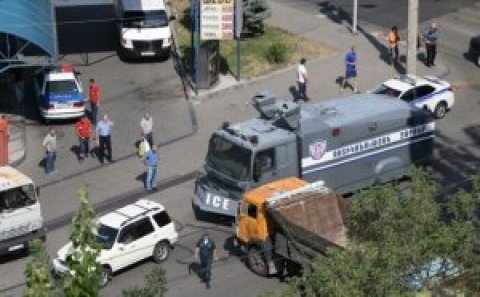 Ermənistanda silahlı qrup yeni şərt irəli sürdü