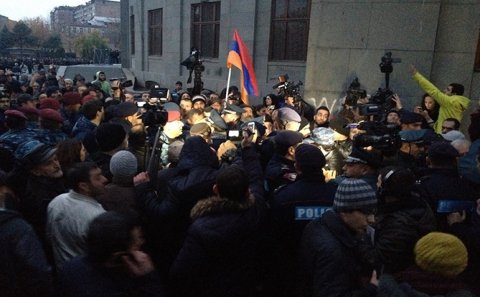 İrəvanda silah səsləri: Silahlı dəstə ətrafa atəş açır