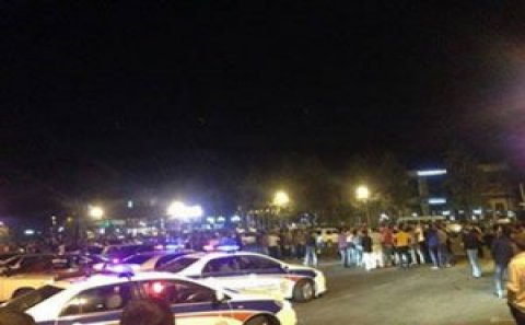 Gümrüdə nümayiş: insanlara atəş açırlar