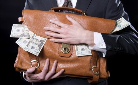 Ölkədən qanunsuz pul çıxarılmasının qarşısı alındı - 20 min dollar