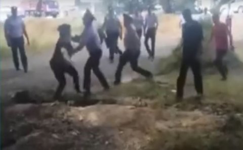 Azərbaycanda 8 polis qadına hücum çəkdi -ŞOK VİDEO