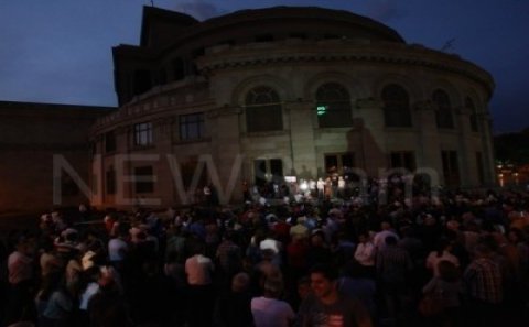 Ermənistanın paytaxtında mitinq başladı