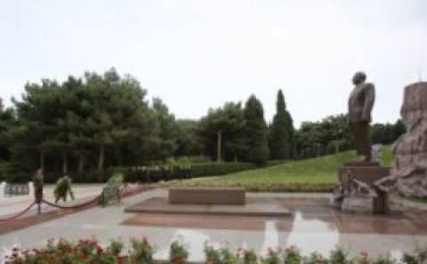 Rusiyanın müdafiə naziri Heydər Əliyevin məzarını ziyarət edib