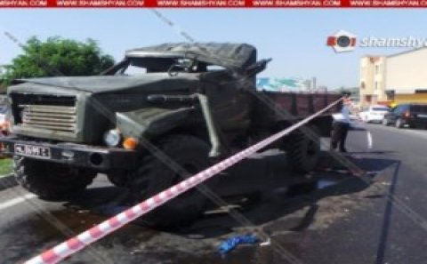 Ermənistanda əsgərləri daşıyan yük maşını qəzaya uğradı
