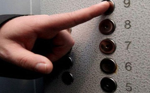 Bakıda lift şaxtaya düşdü: yaralılar var - FOTO